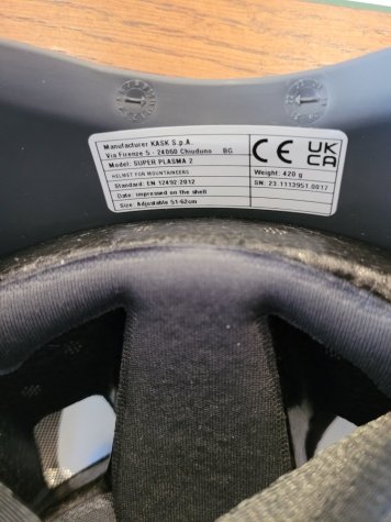 Životnost ochranné přilby KASK vyražená do vnější skořepiny ve formě dvou ciferníků
