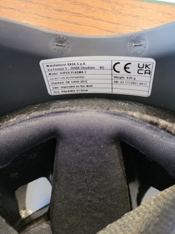 Životnost ochranné přilby KASK vyražená do vnější skořepiny ve formě dvou ciferníků Životnost ochranné přilby KASK vyražená do vnější skořepiny ve formě dvou ciferníků